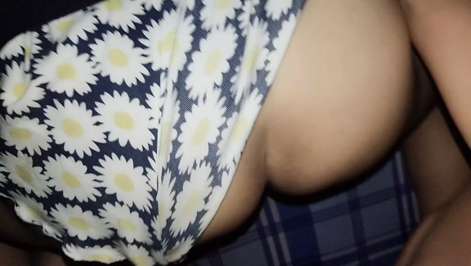 Primer Plano Del Trasero Y Juego De Pene De La Hermanastra