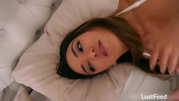 Novia Morena Y Tetona Recibe Una Corrida Adentro Después De Una Mamada.