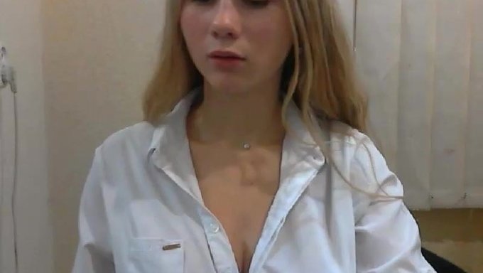 Una Rubia Explosiva Con Grandes Tetas Se Pone Traviesa En Un Video Caliente