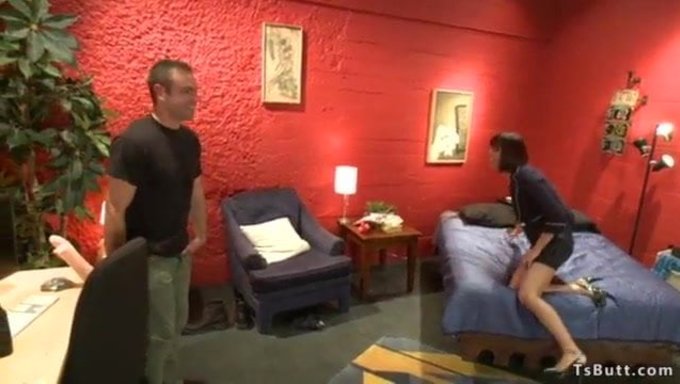 Una Madura Shemale Se Involucra En Sexo A Pelo Con Una Pareja. ¡no Te Pierdas Esta Escena Caliente!