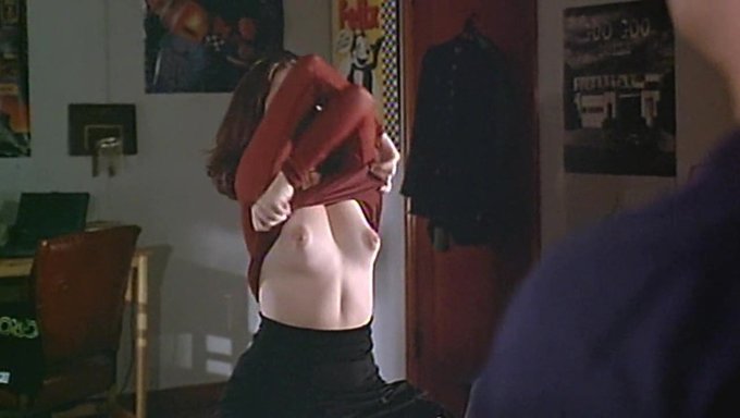 La Belleza Americana Holly Marie Combs Muestra Todo En Una Película Retro