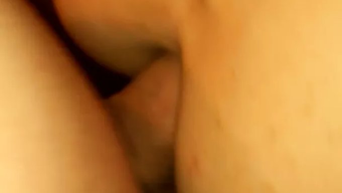 La Animadora Charlotte Tiene Sus Agujeros Llenos Y Hace Una Garganta Profunda En La Habitación Del Dormitorio