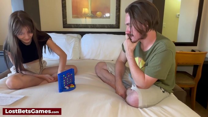 Pareja Joven Convierte El Juego De Mesa En Una Sesión De Sexo Caliente