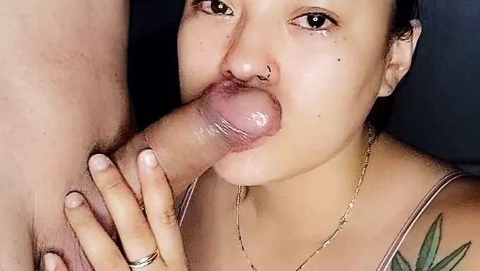 Joven Colombiana Traga Semen Después De Una Garganta Profunda