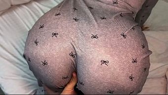 Miro A Mi Madrastra Moverse Mientras Su Culazo Rebota En Pijama.