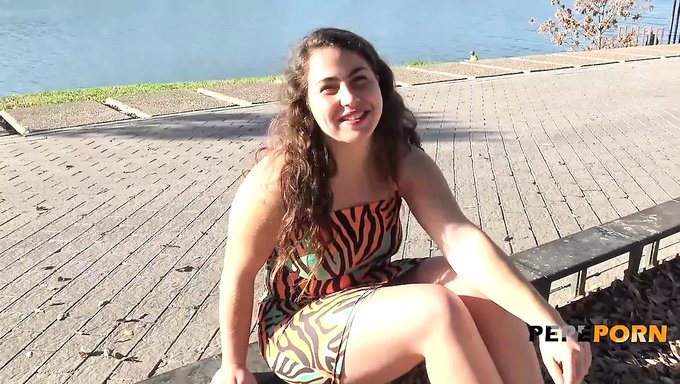 Garganta Profunda Y Acción Oral En Un Trío Caliente Con Una Linda Chica