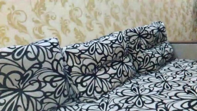 Joven (18+) Explora El Juego Anal Con Un Juguete Sexual