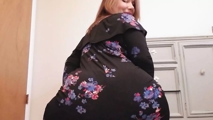 La Chica Ssbbw Con Grandes Tetas Naturales Y Un Gran Culo Se Pone Traviesa