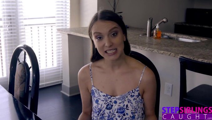 La Adolescente Izzy Lush Le Pide A Su Hermanastro Que Se Corra En Un Video Caliente