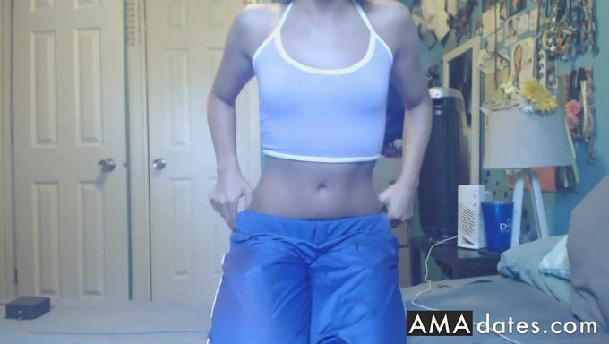 Sensual Baile De Una Pareja Amateur Se Mueve En La Cocina