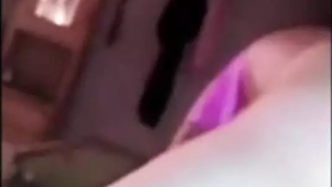 Sirvienta Bisexual Se Deja Penetrar Por Su Jefe En Un Trío Caliente