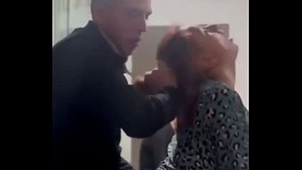 El Coqueteo En El Trabajo Se Convierte En La Primera Parte De Follar Con Un Compañero De Trabajo.