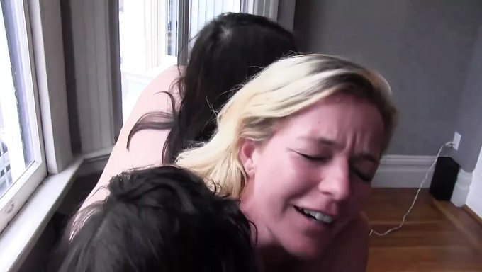Tres Hermosas Lesbianas Se Entregan A Un Trío Caliente
