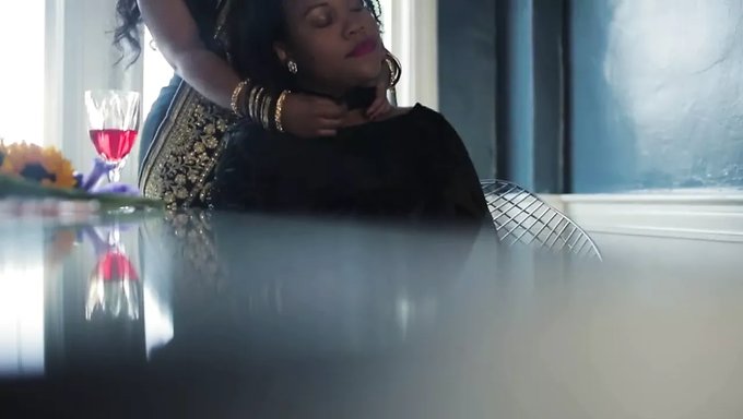 La Seductora Apasionada Mujer India Seduce A Un Hombre Negro Sumiso Para Un Encuentro Intrépido.