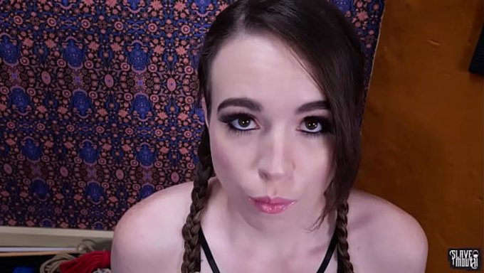 La Puta Sumisa Brooke Johnson Es Castigada Y Le Juegan Con La Meada En Un Bdsm Brutal.
