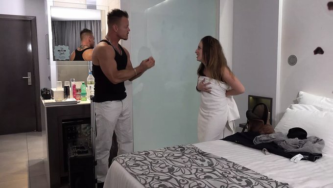 Sexo Brutal De La Pareja Alemana En Una Habitación De Hotel Antes De La Salida