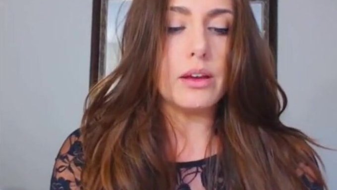 Una Mujer Despampanante Con Curvas Increíbles Se Masturba
