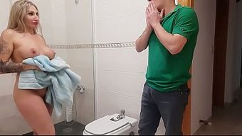 El Vapor De La Ducha Sube Mientras Mi Madrastra Rubia Y Tetona Me Deja Follarla.