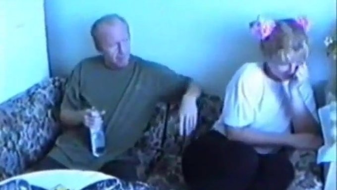 La Rutina Nocturna De Su Hijastra Adolescente Incluye Fumar Y No A Su Padre. ¡mira Cómo Se Divierten Juntos!