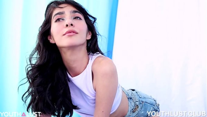 Primera Vez Usando Látex Con Una Latina En Una Entrevista Caliente