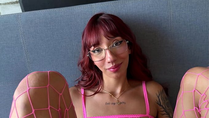 Primera Experiencia Anal Con Una Preciosa Y Menudita Estrella.