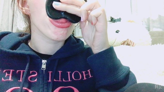 Las Caras Y Los Frenillos Brillan Como Chica Con Tapón Anal Y Gargantas Profundas
