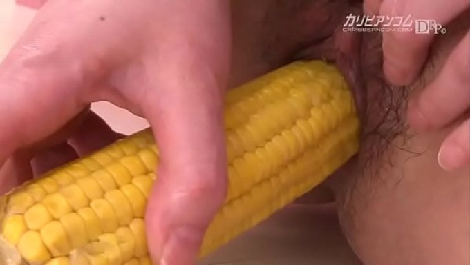 Una Milf Caliente Recibe Lamidas En Sus Agujeros Por Un Semental Frente A Su Marido