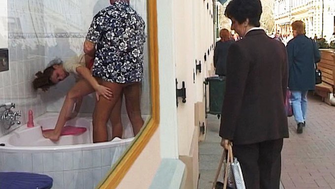 Pareja Amateur Se Vuelve Loca En Público Con Garganta Profunda Y Sexo Anal Duro