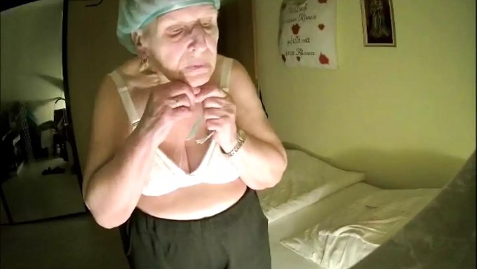 Cámaras Espía Capturan A Una Abuela Madura En El Dormitorio. ¡mira Cómo Se Divierten!