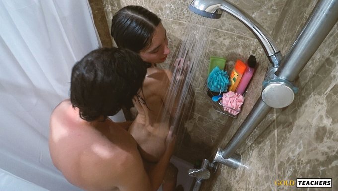 Una Universitaria Delgada Con Tetas Pequeñas Me Invita A Unirme A Ella En La Ducha