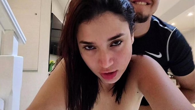 La Chica Linda Se Sienta En La Gran Polla Del Chico