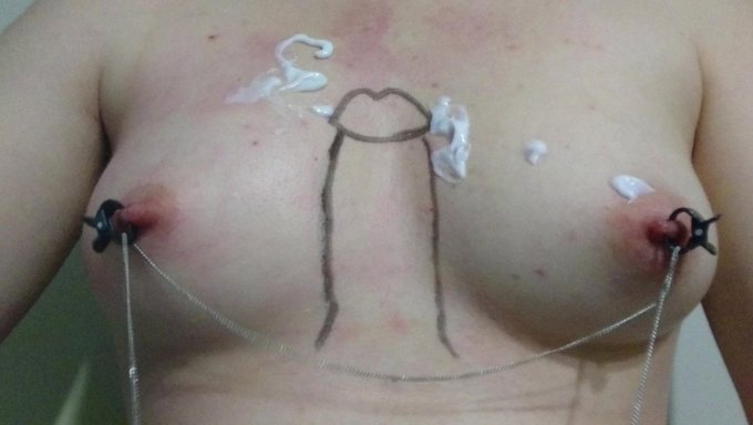 Estiramiento De Pezones Bdsm: Una Vista De Cerca De La Bondage Extrema