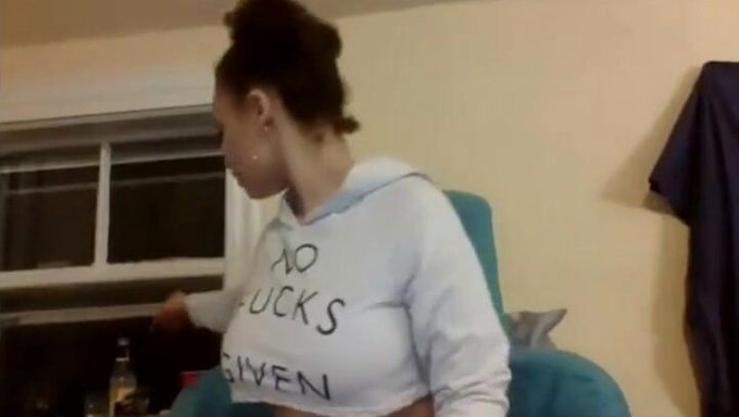 Belleza Ébano Voluptuosa Hidratada En La Webcam