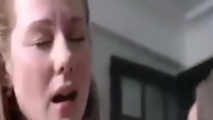 La Madrastra Milf Caliente Seduce A Su Hijo Para Follar En Una Sesión Ardiente.