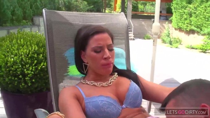 Athina Love Se Pone Traviesa Y Ordena Un Video Guarro