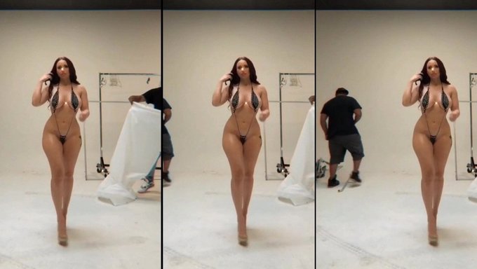 Compilación De Grandes Tetas Naturales Con Una Nena Con Bikini Cubierto