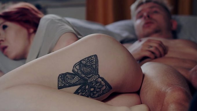 La Nena Comparte La Cama Con Su Hijastro En Una Escena Ardiente.