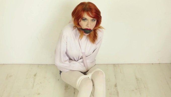 La Pelirroja Adolescente Amber Se Enfrenta Al Desafío De Bondage Y Chaqueta Recta
