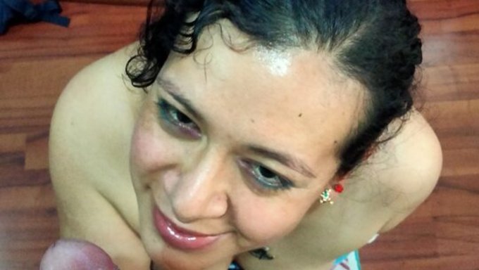 ¡video Casero De Una Morena Recibiendo Una Garganta Profunda Y Tragando Semen! ¡no Te Lo Pierdas!