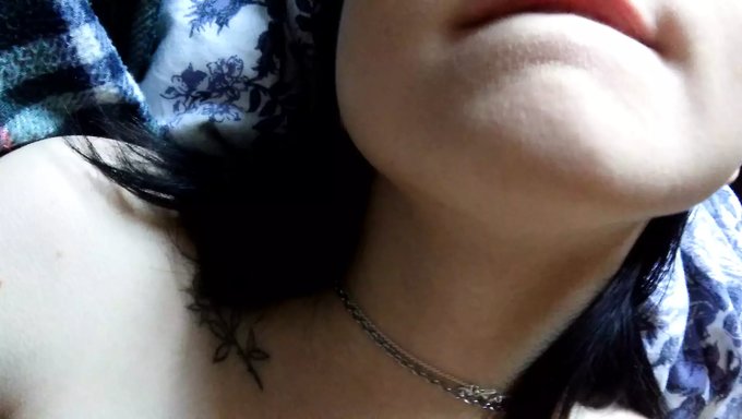 La Nena De Tetas Pequeñas Disfruta De Una Sesión Sensual En Solitario En Casa