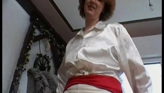 ¡mira A Esta Milf Alemana Con Un Culo Enorme Fisting Hasta Llegar Al Orgasmo Con Una Vela! ¡te Encantará!