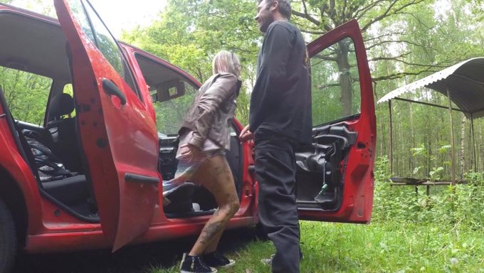 Amateur Tatuado Se Pone Travieso En Un Estacionamiento Público