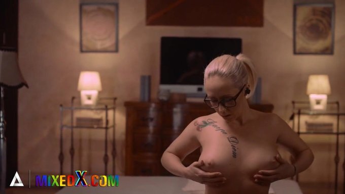 La Rubia Milf Con Grandes Tetas Y Tatuajes Disfruta Del Juego En Solitario En Lencería Negra