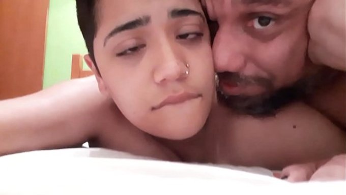 Un Orgasmo Extremo Después De Usar Un Vibrador Potente En Su Culito Apretado.