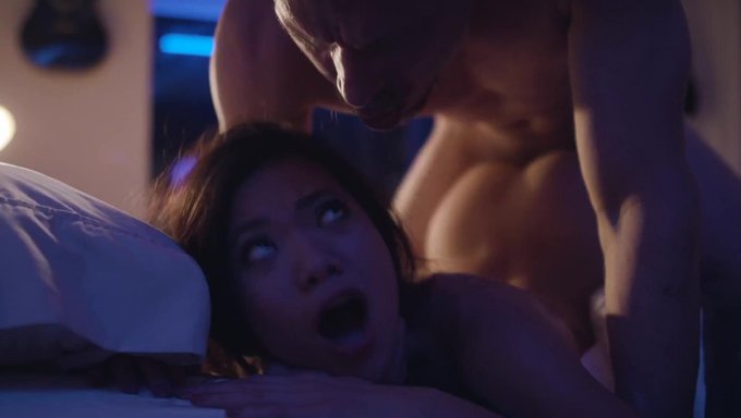 Amber Moore Impresionante Cede Al Atractivo De Un Hombre Uniformado
