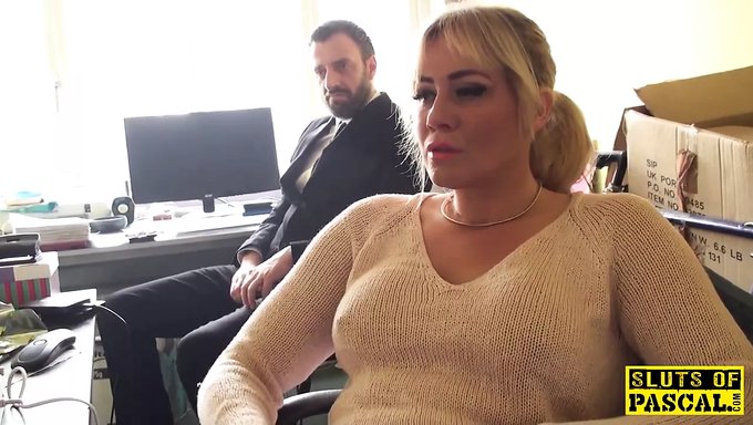 ¡esta Chica Británica Es Follada Por La Garganta Y Se Masturba Con Los Dedos!