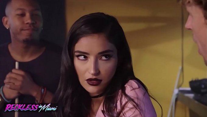 Emily Willis Se Deja Abrir Ese Culito Apretado Por Los Calientes Michael Y Ricky.