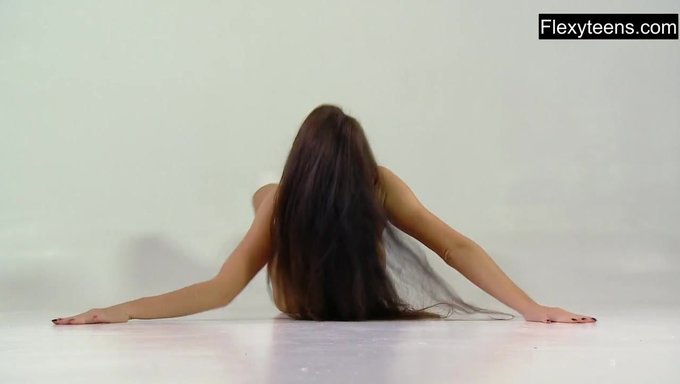 Flexibilidad Rusa En Exhibición En Video De Gimnasta Desnuda