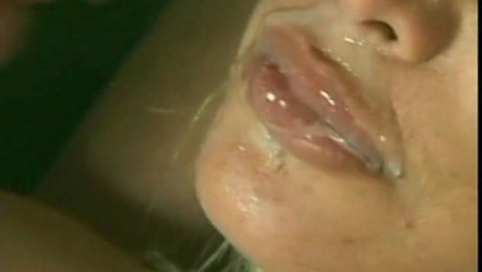 Shemale Toma El Control En Un Trío Caliente