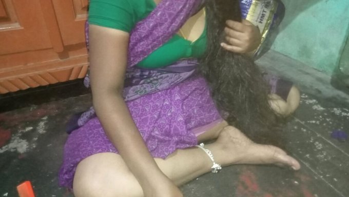 Tía India Peluda Hace Pis Frente A La Cámara